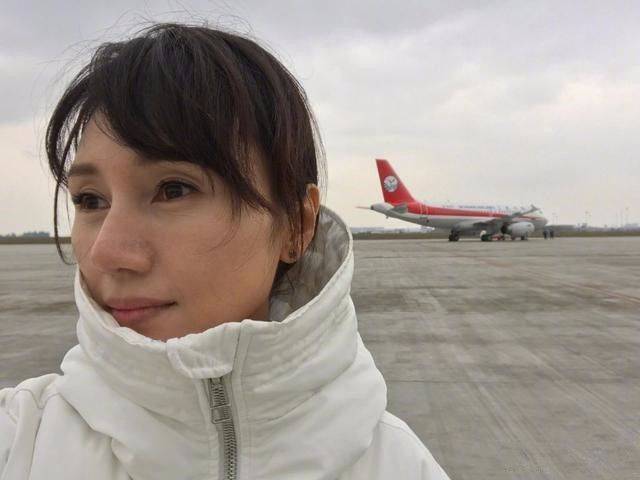 包装在片场拍到袁泉，不包装打光就是老阿姨，都是营销出来的气质！