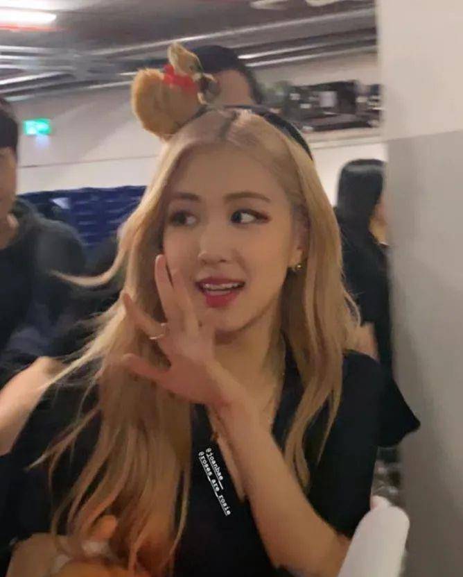 金发抄袭Lisa“太妹头”的佟丽娅一夜刷爆几亿播放量？内娱女爱豆都看跪了！