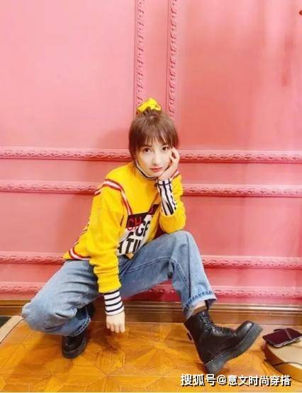 短裙 吴昕瘦身后美到骨子里，穿露脐抹胸衣配牛仔短裙，美得认不出