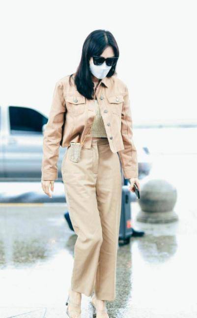 女王 秦岚不愧是穿搭女王，风格尽显青春活力，简直不要太吸睛