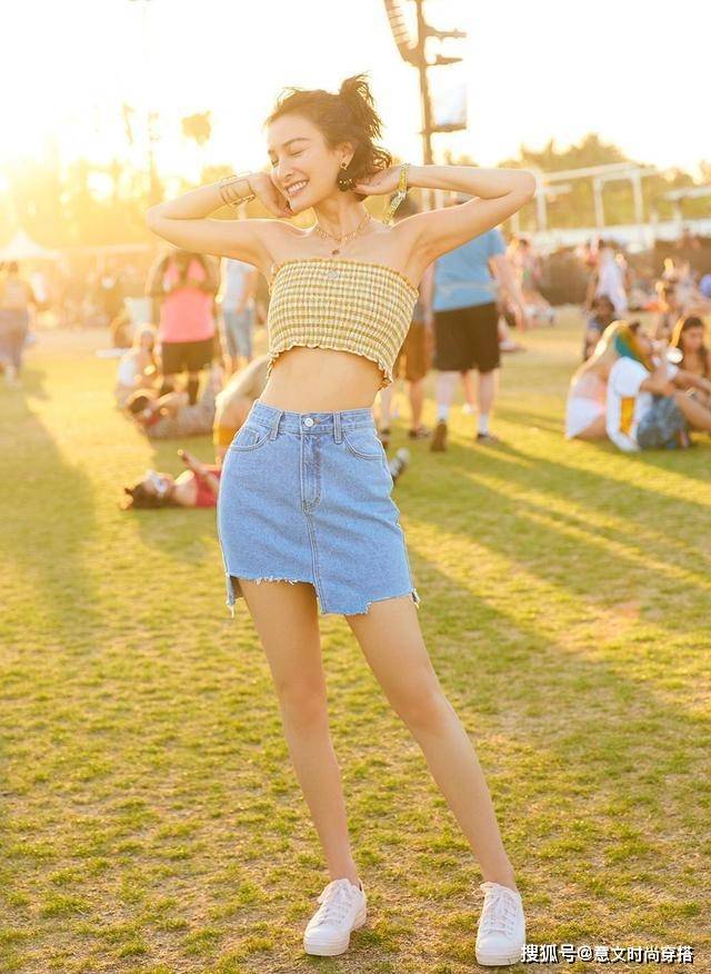 短裙 吴昕瘦身后美到骨子里，穿露脐抹胸衣配牛仔短裙，美得认不出