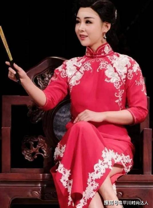 好身材 李小萌穿旗袍太惊艳了，一袭红色旗袍配复古发型，古典气质美极了