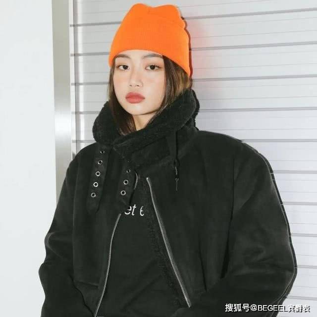 配饰 一身黑怎么穿更时髦?掌握这三个技巧,美得成熟又稳重