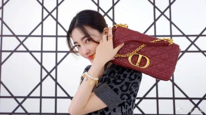 当红 女星王丽坤晒多组惊艳美图!雪肤玉貌太性感妩媚