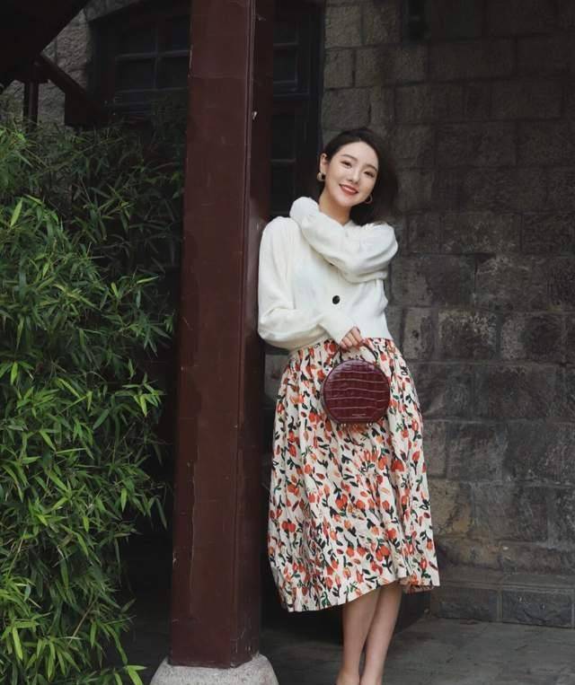 下半身 小个子女生秋冬如何穿出女人味？芥末黄打底衫搭配阔腿裤，超好看