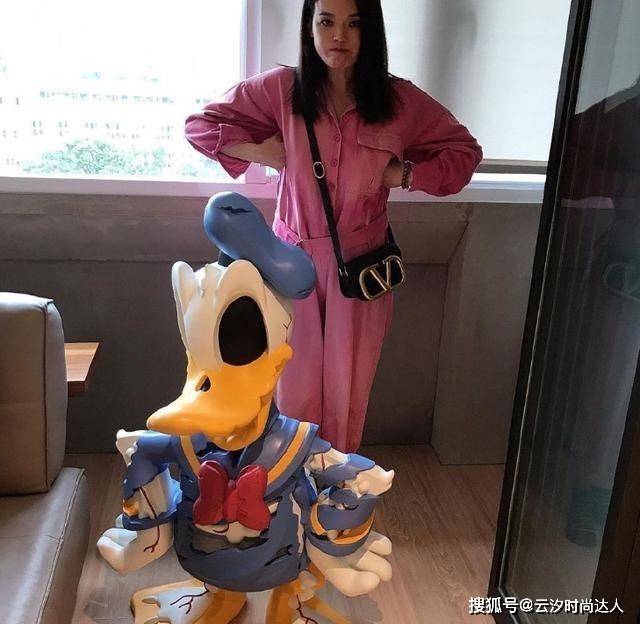 设计 舒淇才是真的“气质女神”，穿粉色工装连体裤又飒又美，哪像44岁