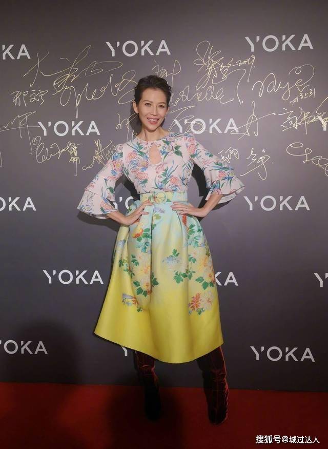 蔡少芬 蔡少芬终于惊艳一回，穿印花衬衫配半身裙减龄太多，短发A爆了