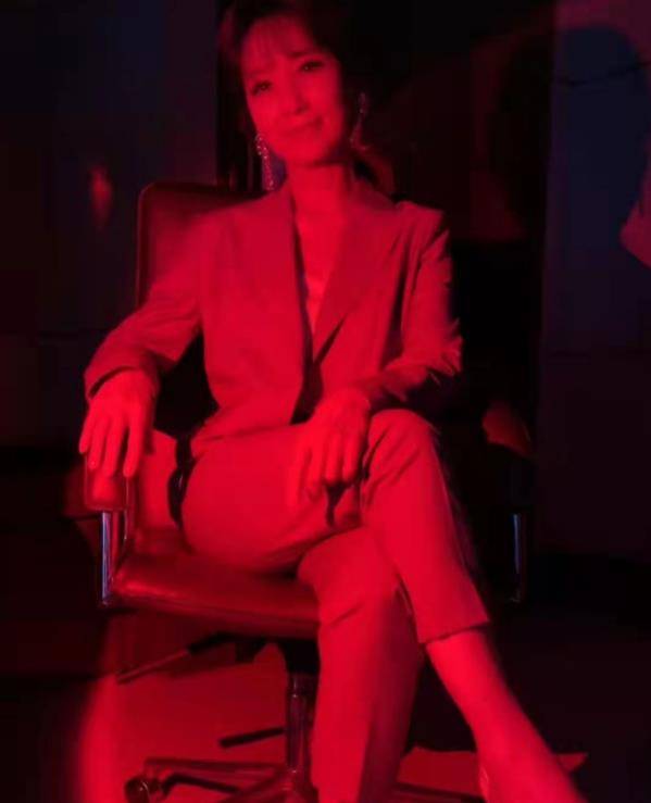 女王万圣节女星造型惊艳！毛晓彤魔女张嘉倪天使，赵雅芝化身霸气女王