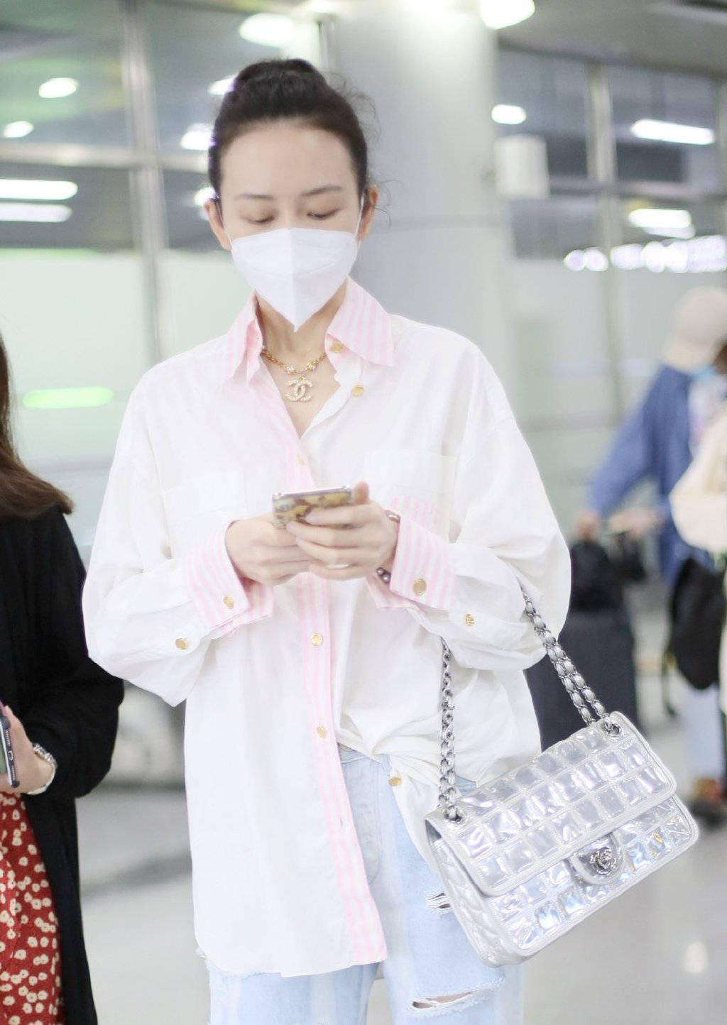 王鸥 王鸥何时这么高调了，穿彩色印花衬衫配骑行裤，纤细美腿抢镜十足