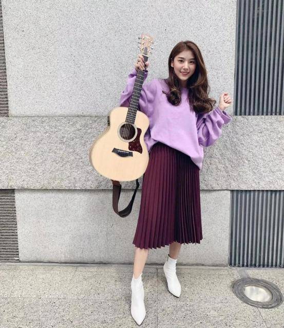 黑色 上身搭配紧身会更加有气质，白色细高跟长筒靴增高显气质，很适合职场女性