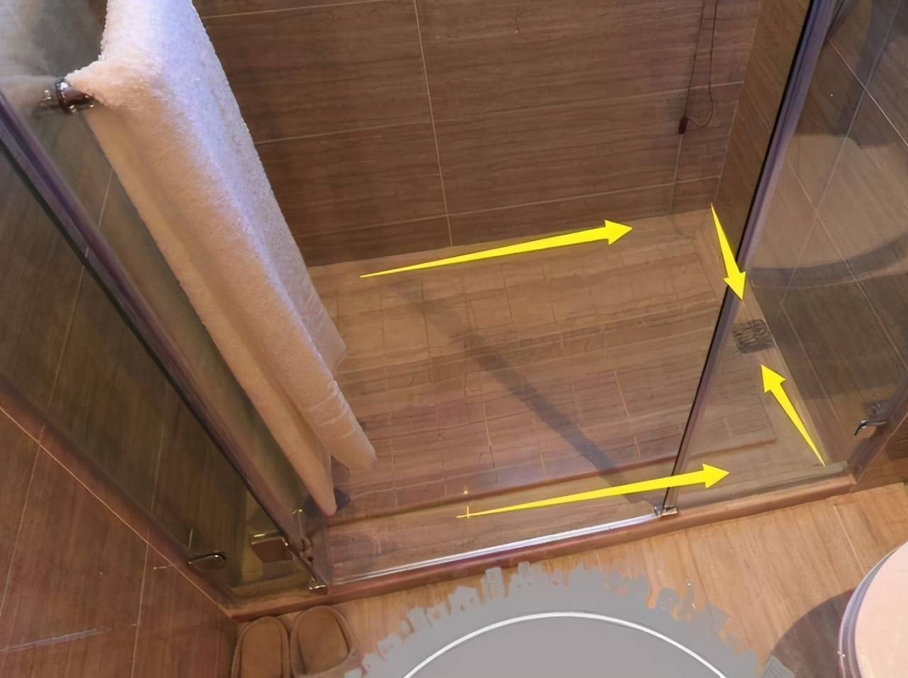 瓷砖头次见有钱人家淋浴房装这种地面，下水快还防滑，后悔发现晚了！