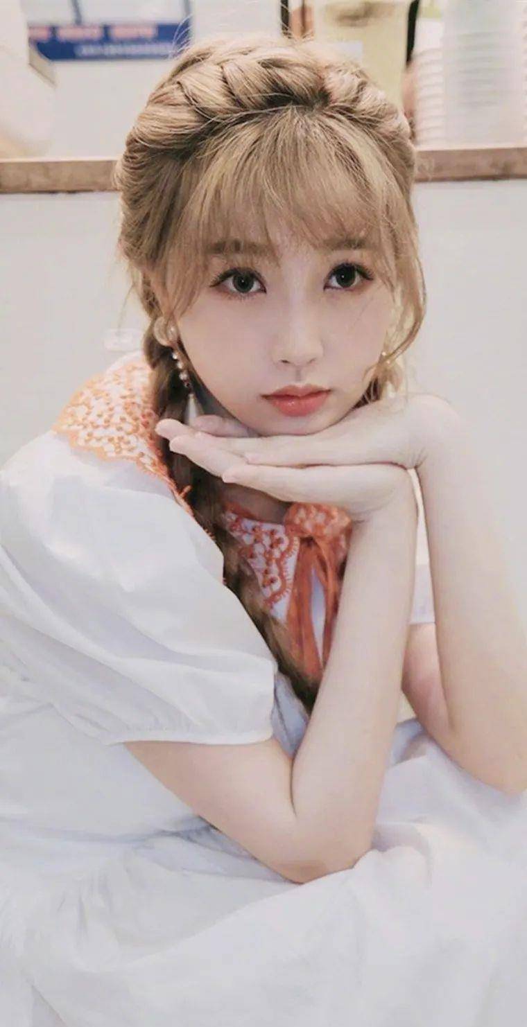 女明星 组图｜虞书欣：复古洋娃娃造型