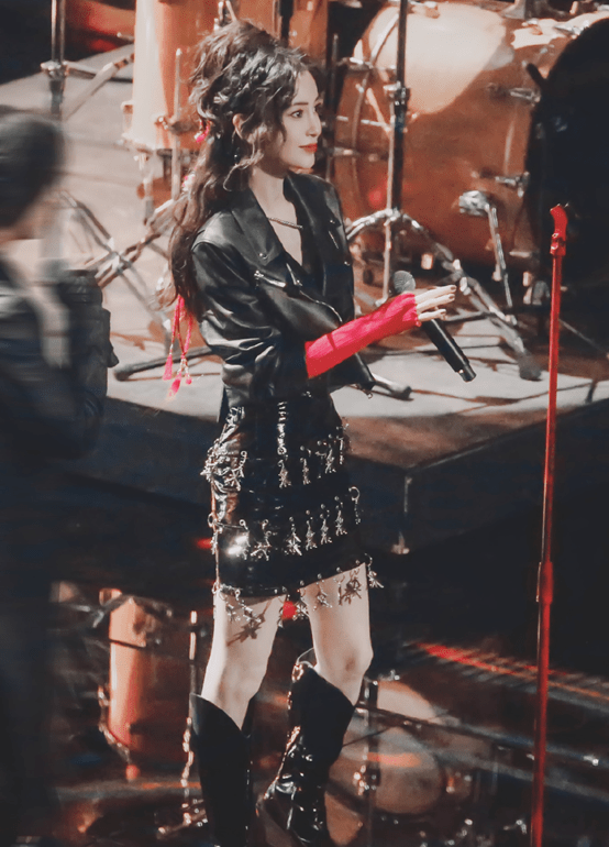 短裙 女星晚会 “杀”疯！皮衣烟熏妆，短裙险走光，66岁赵雅芝秀身材