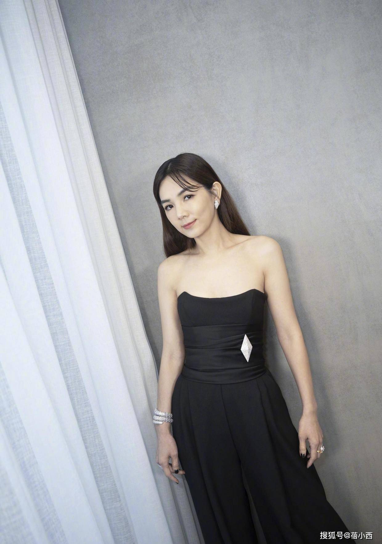 黑色 Ella陈嘉桦终于换风格了，穿抹胸连体裤身材出众，一点不像40岁