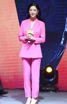 身材 李成敏终于不性感了,穿白色西装连衣裙配低马尾,气质不输李英爱