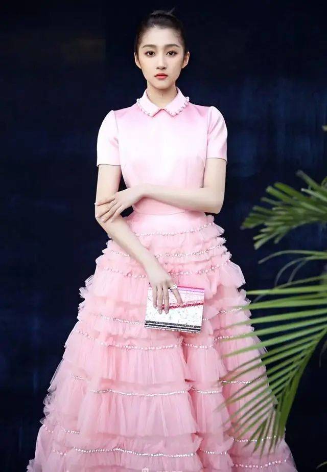 黑色关晓彤和娜扎同框，小5岁却被吊打，这些年她被造型师害苦了！