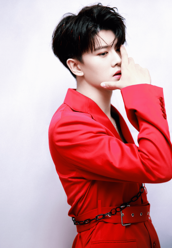 任嘉伦红色系造型太撩人看两张就沦陷你能坚持到第几个画面