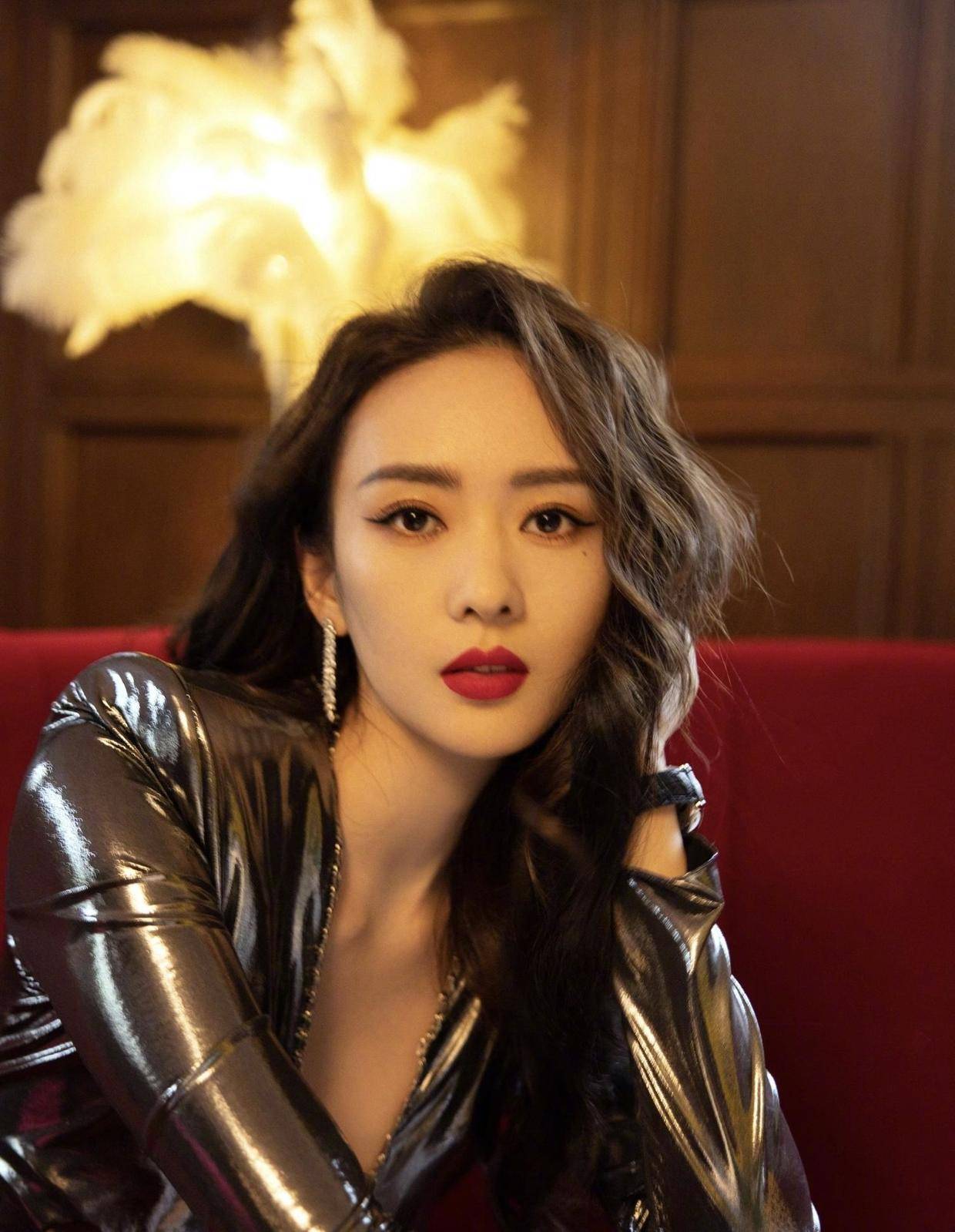 童瑶称 童瑶称自己是“行走的锡纸”，果真一看，这高开叉锡纸礼服美翻了