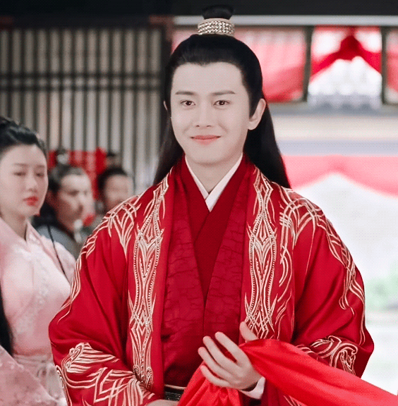 任嘉伦红色系造型太撩人看两张就沦陷你能坚持到第几个画面