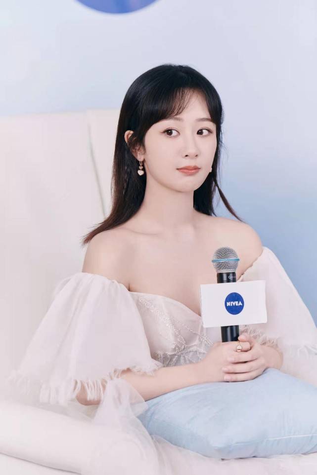 原创杨紫彻底放开大秀女人味穿低领一字肩裙事业线抢眼瘦身好成功