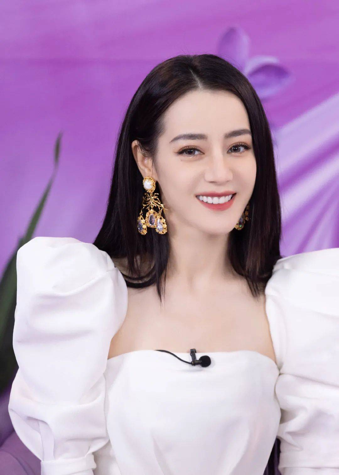 直播女星们近照比美：杨幂国风裙清新，赵丽颖秀细腰，热巴建模脸精致