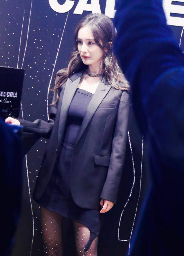 身形杨幂又对“黑透丝”下手了，不仅超显腿长，而且还似梦幻少女