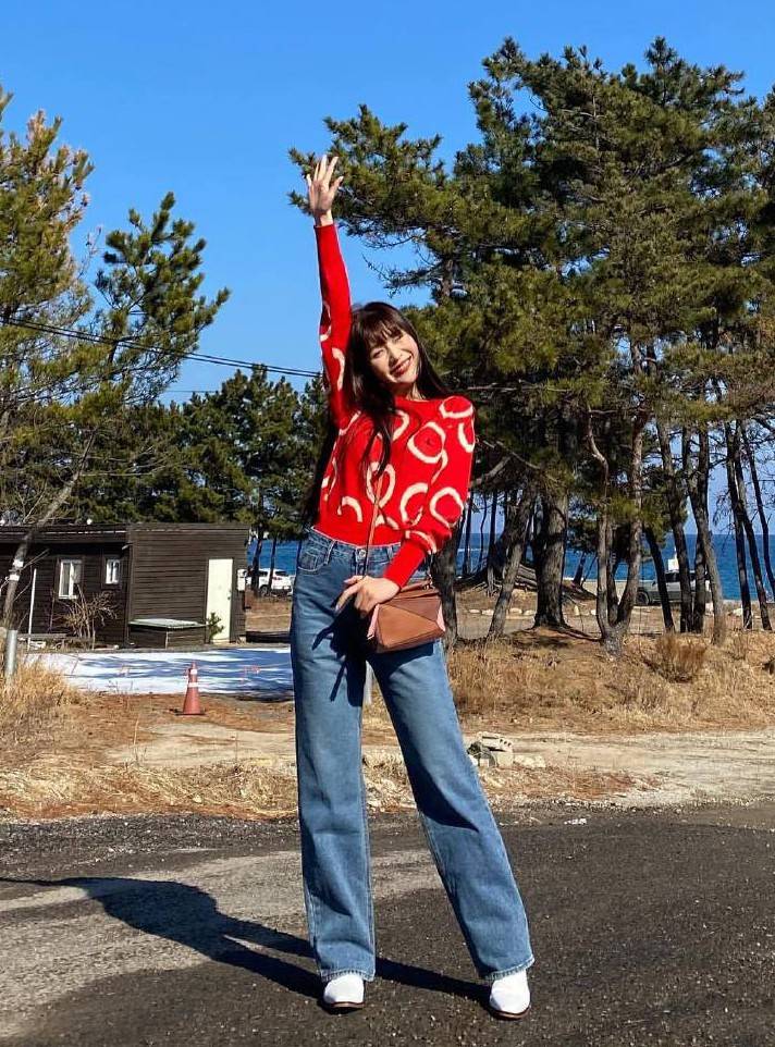 血色 她是韩团女成员，今穿格纹套装短裙配黑丝袜，24岁尽显复古性感