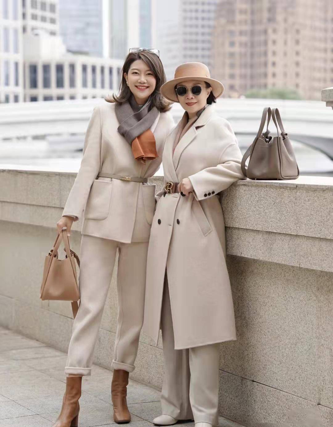 建议 女人60岁后穿“呢大衣”，为什么建议配裤子不搭裙子 ？关键在这