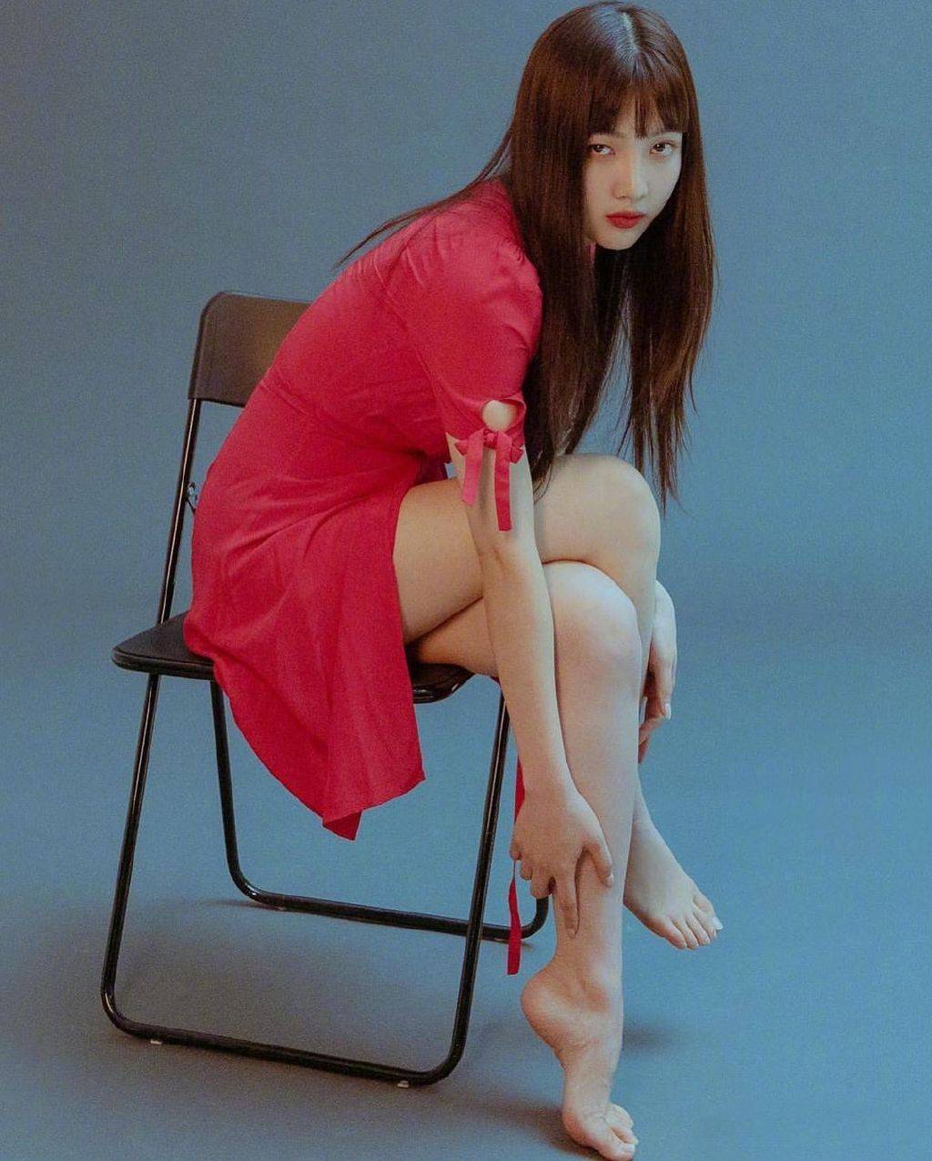 血色 她是韩团女成员，今穿格纹套装短裙配黑丝袜，24岁尽显复古性感
