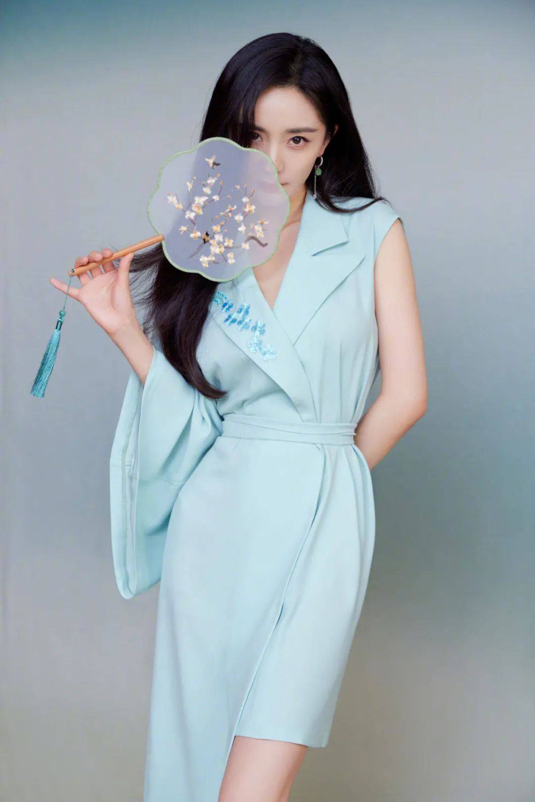 直播女星们近照比美：杨幂国风裙清新，赵丽颖秀细腰，热巴建模脸精致