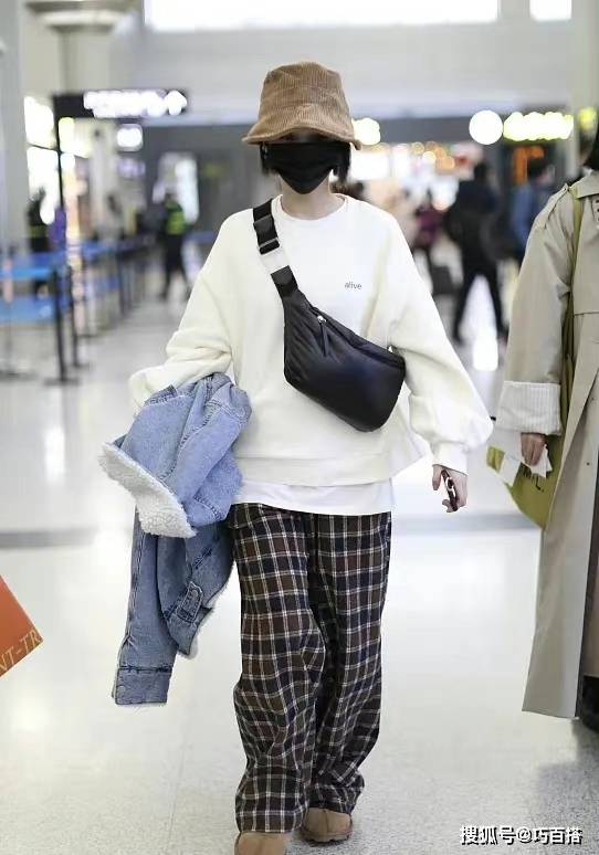 杨丞琳 杨丞琳副业是一位时尚博主吧！私服穿搭又甜又酷，一点不像37岁