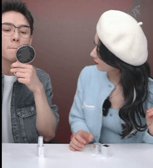 直播女星们近照比美：杨幂国风裙清新，赵丽颖秀细腰，热巴建模脸精致