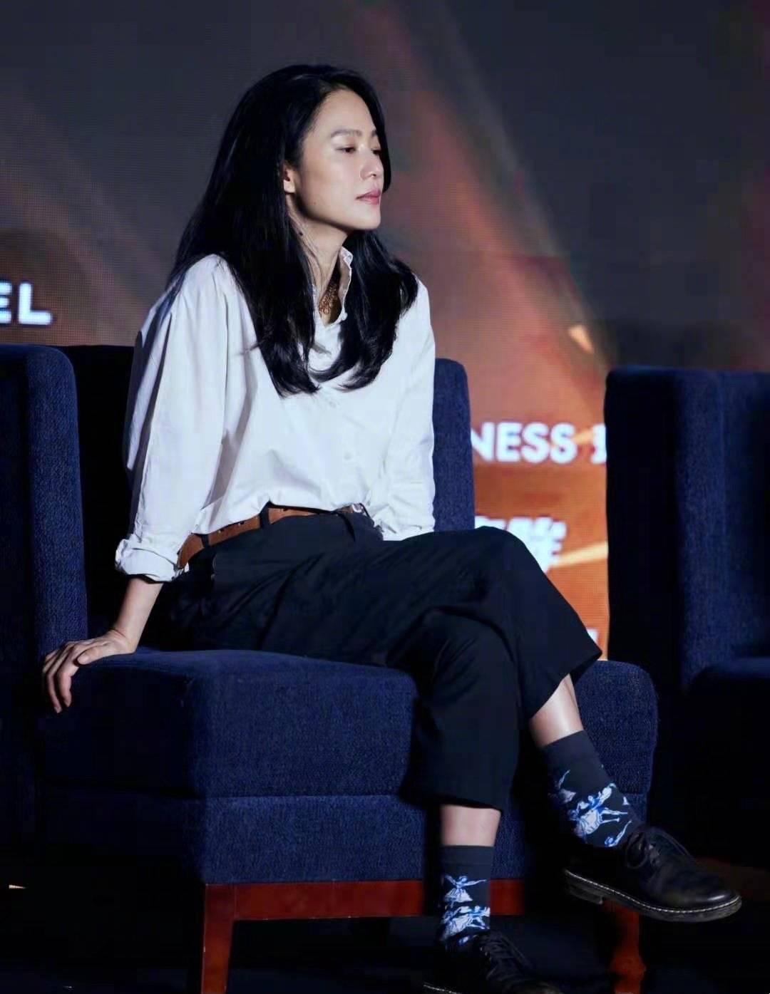 视觉 姜文老婆可真美，周韵抹胸红裙秀曼妙身姿，冷淡的妩媚好迷人