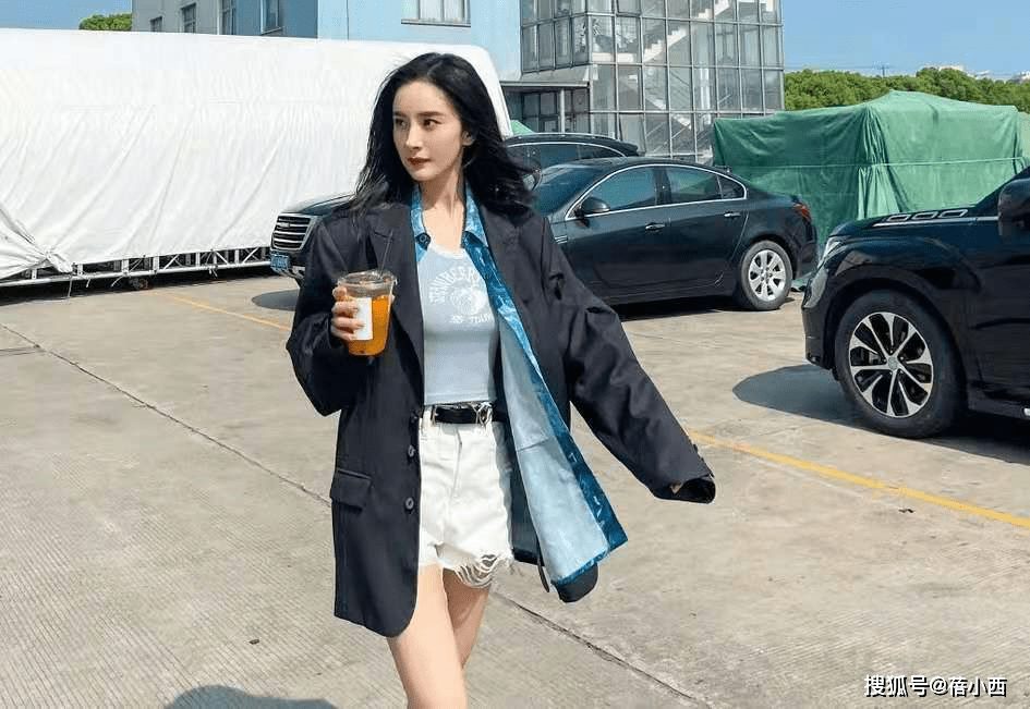 好身材 杨幂真会穿，普通的白色套装也能秀出好身材，彰显飒爽干练之美