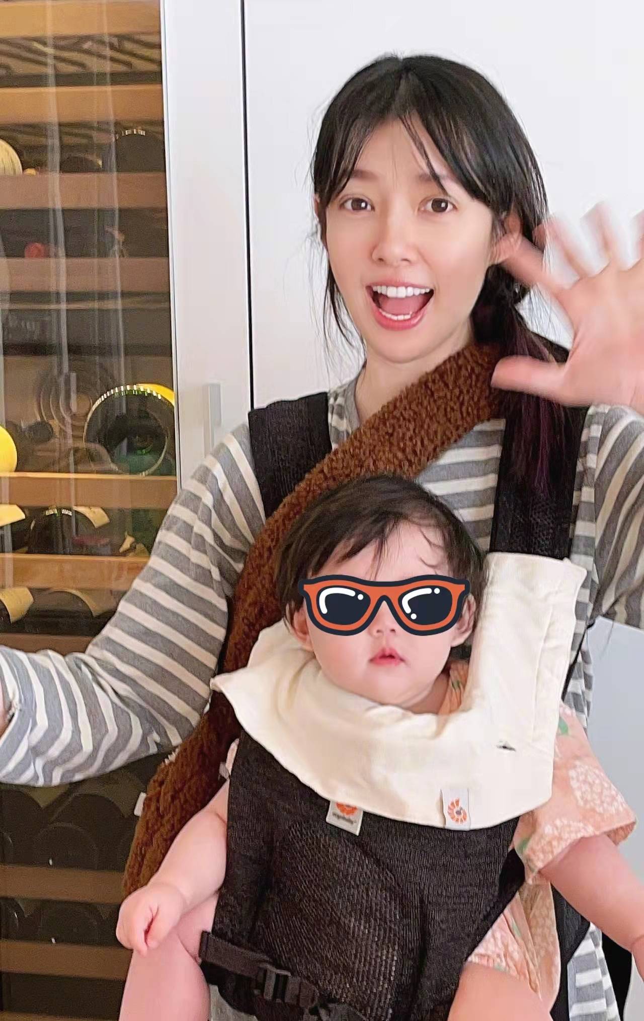 带着|郭碧婷带小奶黄玩旋转木马，向佐全程护在女儿身后，画面暖心有爱