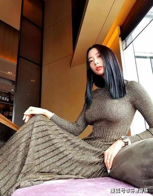 身材 李成敏终于不性感了，穿白色西装连衣裙配低马尾，气质不输李英爱