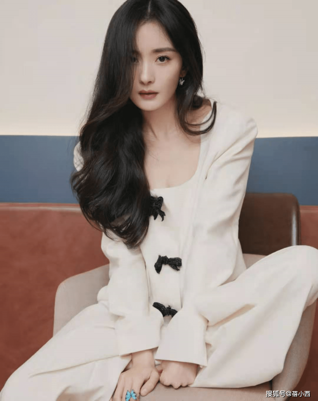 好身材 杨幂真会穿，普通的白色套装也能秀出好身材，彰显飒爽干练之美