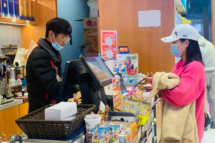 生活|52岁女士的开店日常，开一家优雅精致的卡塔利亚进口零食超市