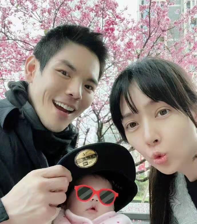 带着|郭碧婷带小奶黄玩旋转木马，向佐全程护在女儿身后，画面暖心有爱