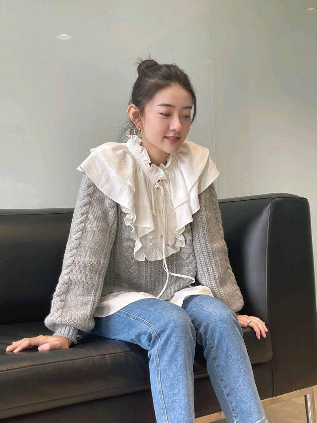 身材 梁洁的脸太可爱了，穿娃娃领毛衣超级甜美，脸颊肉肉惹人爱