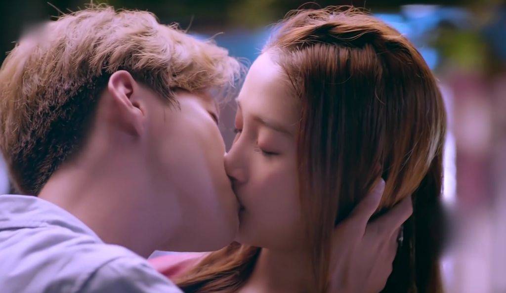 原创鹿晗关晓彤深夜会友鹿晗醉酒走路踉跄关晓彤黑脸同回小区