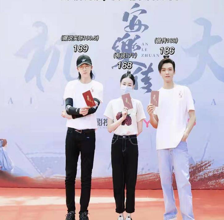 进行 迪丽热巴和龚俊现身活动，穿情侣款T恤和牛仔裤，组超高颜值CP