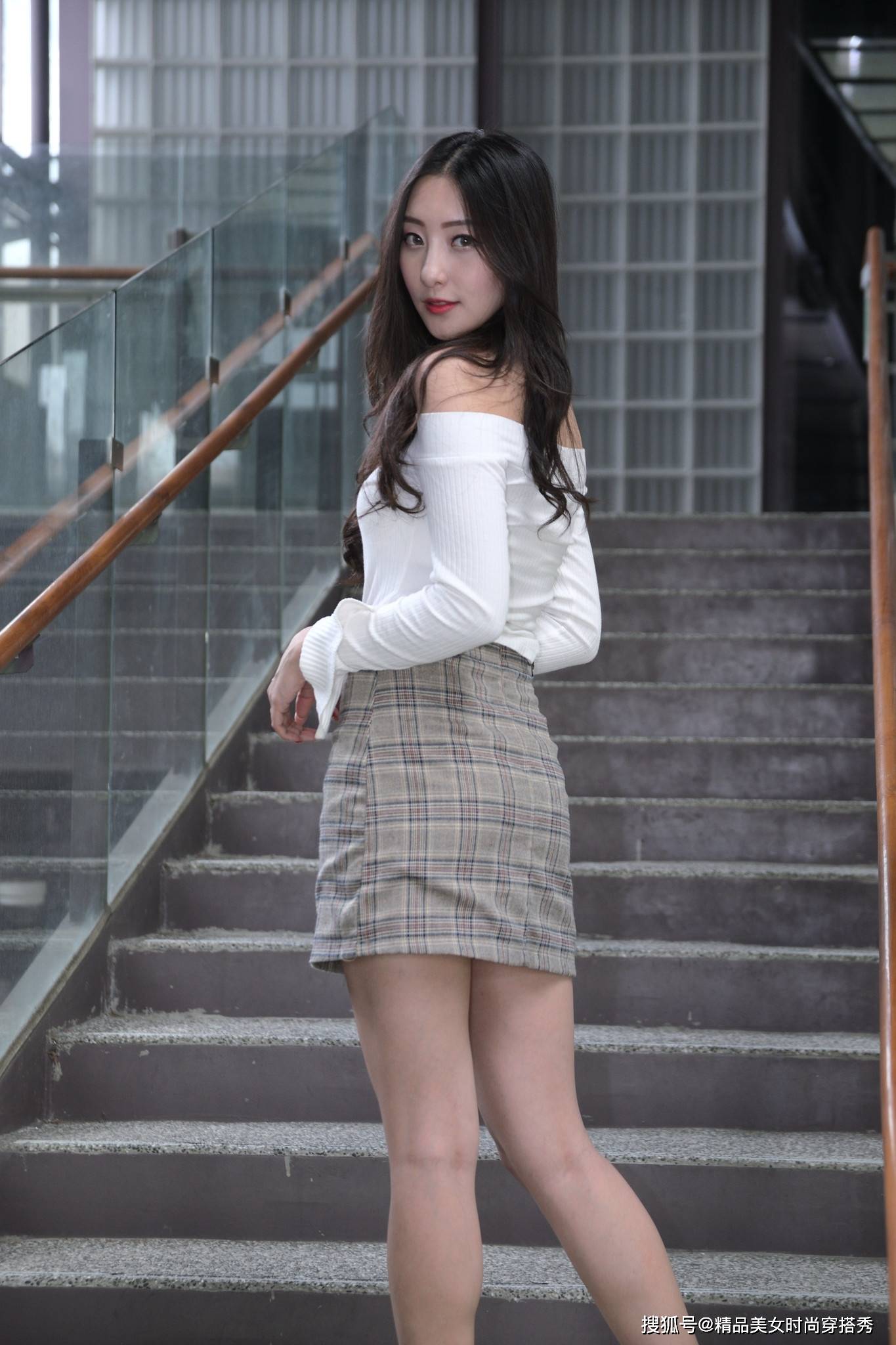 短裙 白色针织打底衫加灰色格纹半身短裙，保暖又不失风度