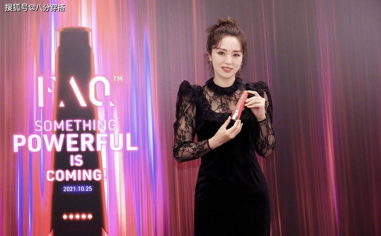 设计 董璇穿黑色修身连衣裙，蕾丝与丝绒交叠优雅精致，盘发造型更高贵