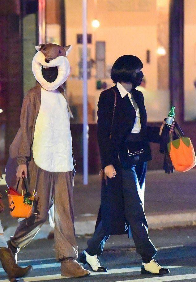 黑色 霉霉万圣节扮松鼠，与布莱克夫妇上街讨糖果，瑞安只戴假发太敷衍