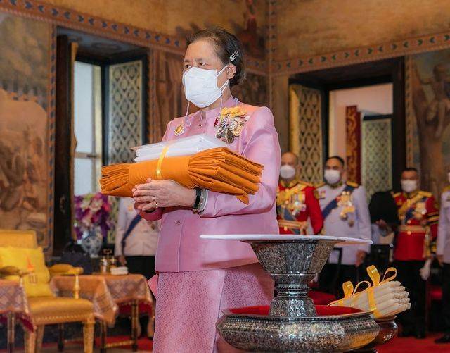 一身 诗琳通公主也扮嫩啦！穿一身粉裙亮相好美，撞衫苏提达王后也稳赢