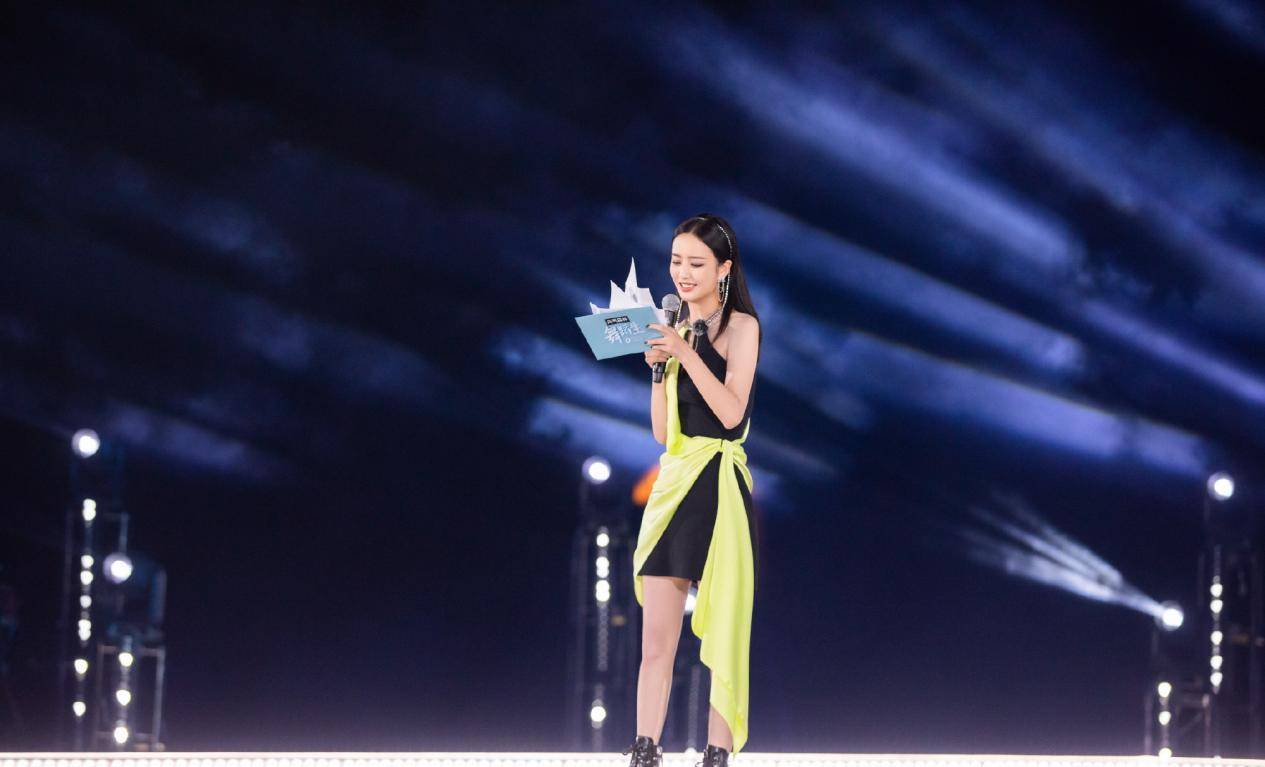 佟丽娅 佟丽娅太自信了！穿黑白睡衣做导师上综艺，红唇美妆梨涡笑好羞涩