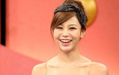 电影|11年前，靠一句“宁坐宝马哭”而走红的女孩马诺，如今怎么样了？