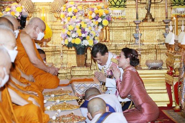 一身 诗琳通公主也扮嫩啦！穿一身粉裙亮相好美，撞衫苏提达王后也稳赢