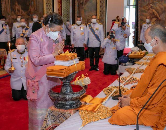 一身 诗琳通公主也扮嫩啦！穿一身粉裙亮相好美，撞衫苏提达王后也稳赢